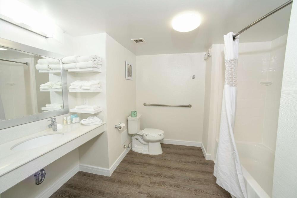 Queen Room with Two Queen Beds - Mobility and Hearing Access/Non-Smoking interior